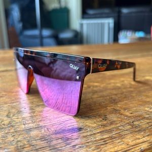 Rare Quay Hindsight tortoise pink shield sunglasses